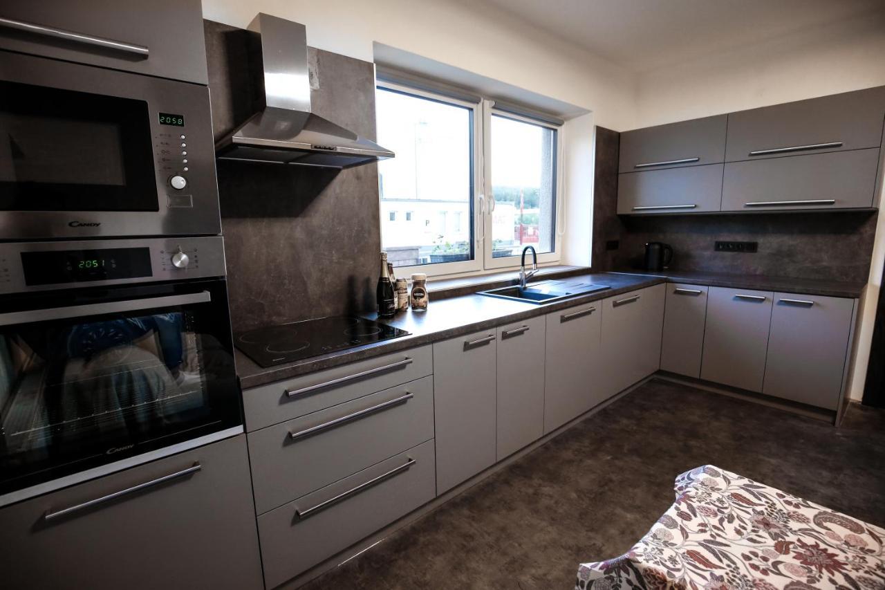 Apartman Devade Se Dvema Loznicemi A Wifi Pripojenim ทรุตนอฟ ภายนอก รูปภาพ