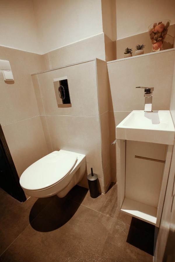 Apartman Devade Se Dvema Loznicemi A Wifi Pripojenim ทรุตนอฟ ภายนอก รูปภาพ