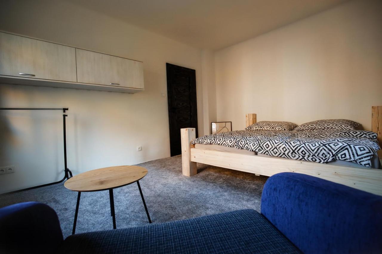 Apartman Devade Se Dvema Loznicemi A Wifi Pripojenim ทรุตนอฟ ภายนอก รูปภาพ