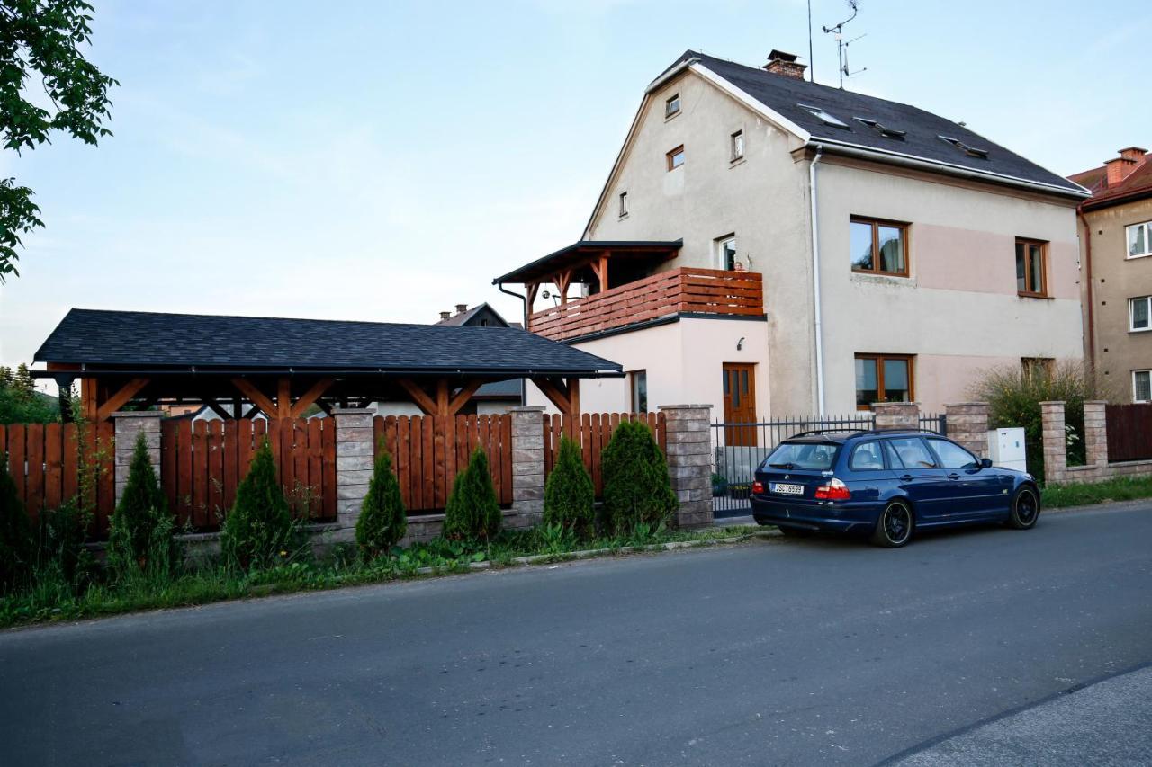 Apartman Devade Se Dvema Loznicemi A Wifi Pripojenim ทรุตนอฟ ภายนอก รูปภาพ