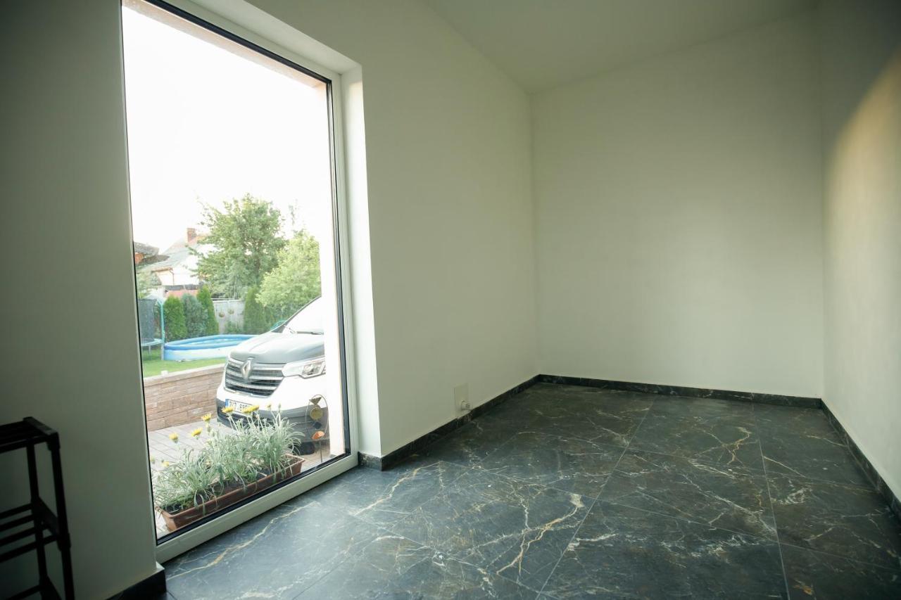 Apartman Devade Se Dvema Loznicemi A Wifi Pripojenim ทรุตนอฟ ภายนอก รูปภาพ